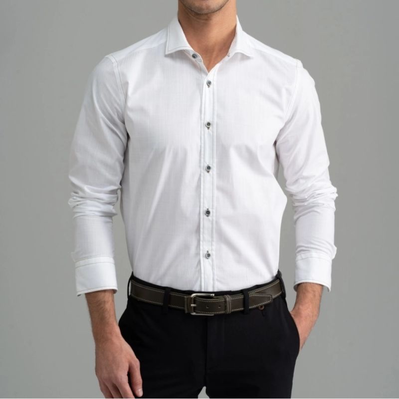 Ragazzo con Camicia uomo tinta unita bianca collo semi francese